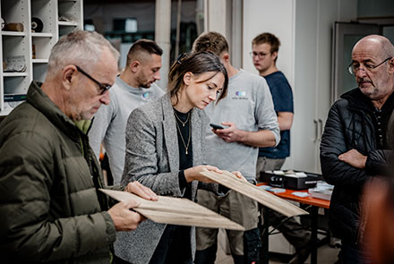 Teilnehmer am Erkunden der Werkstoffe